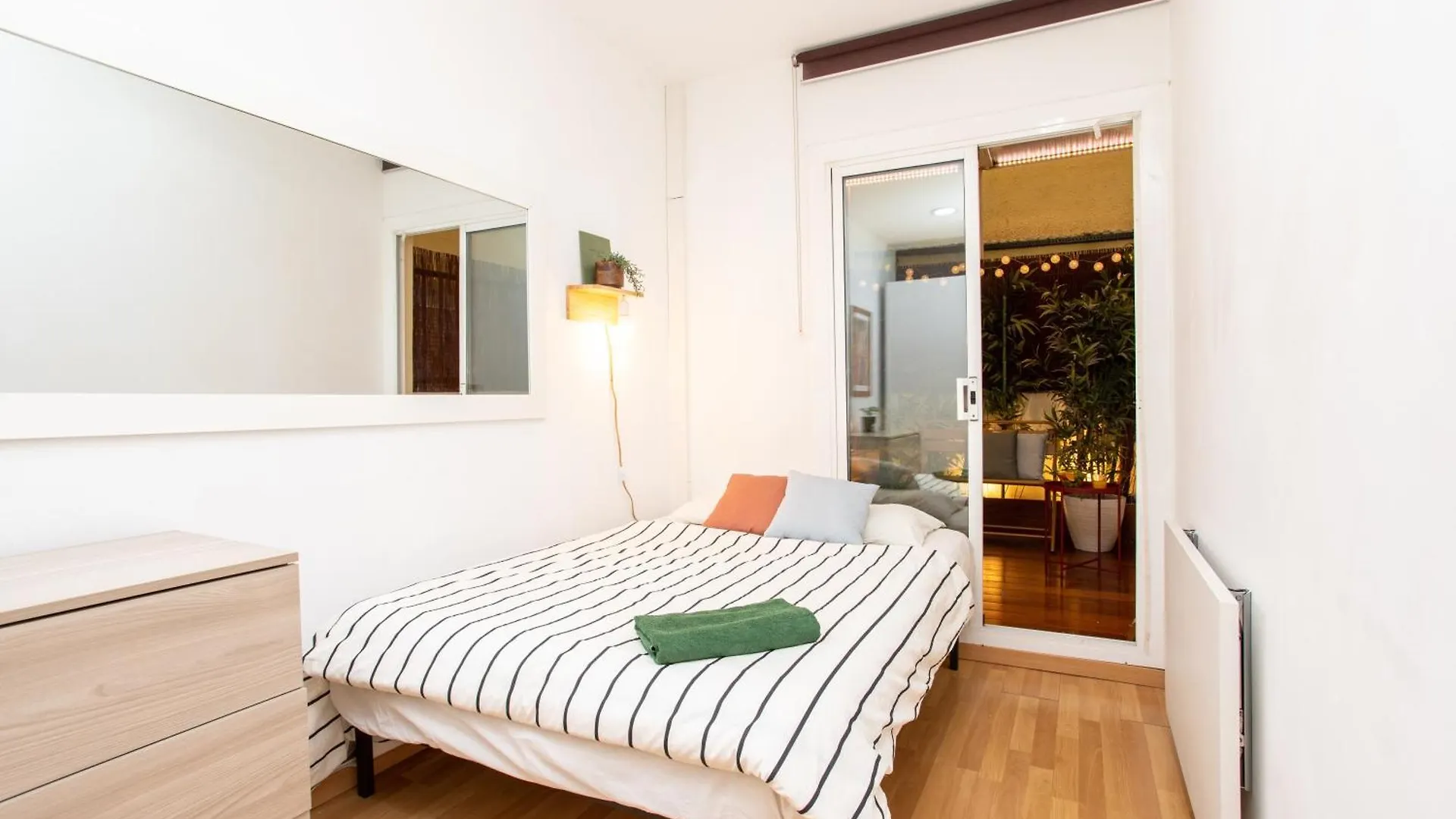Cozy Exiample Getaway Apartments With Patio Barcelona