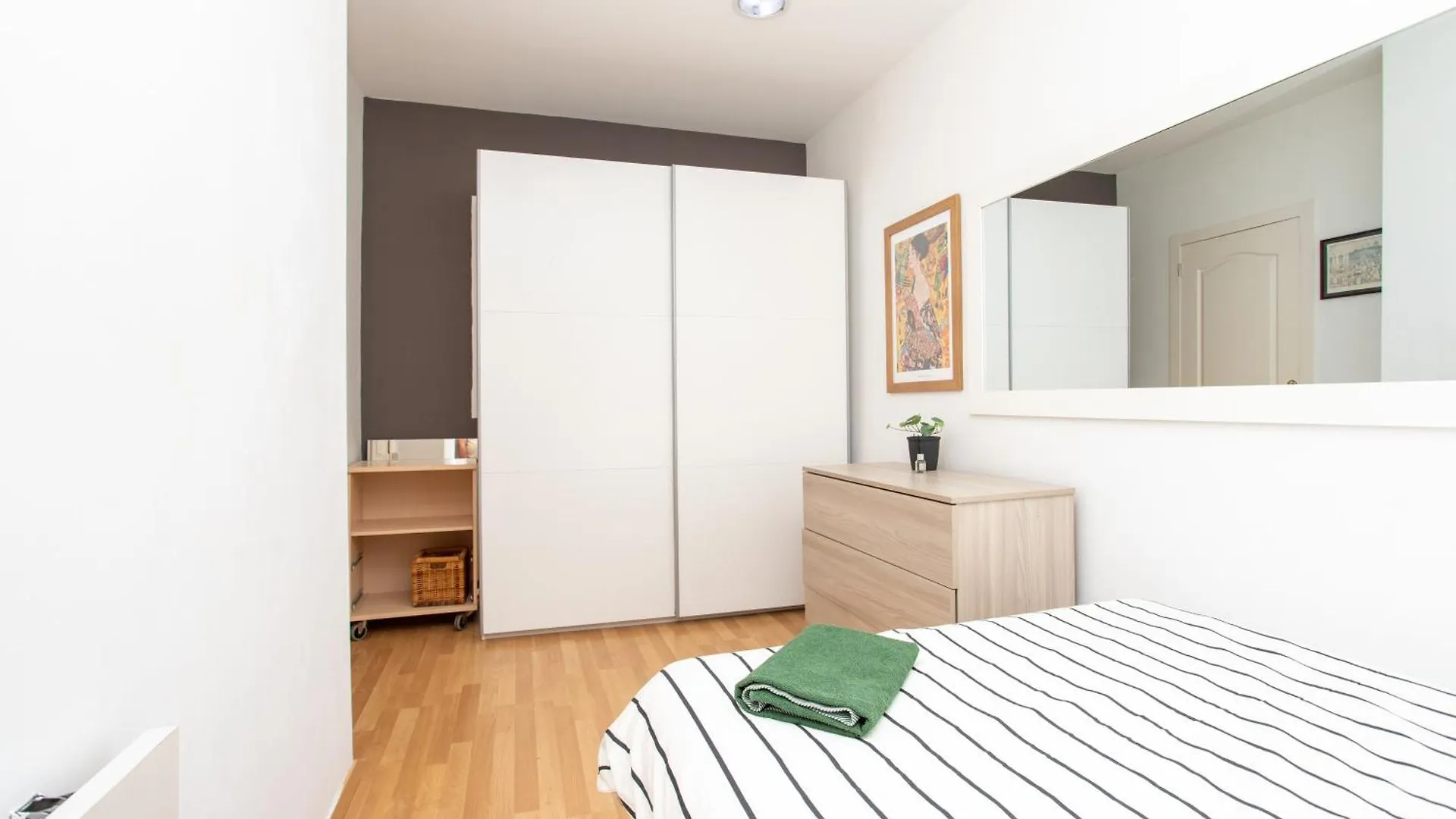 Cozy Exiample Getaway Apartments With Patio Barcelona