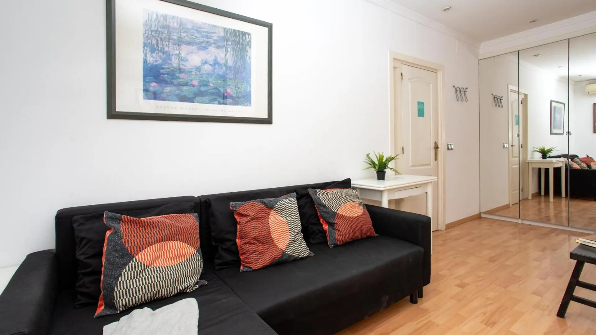 Cozy Exiample Getaway Apartments With Patio Barcelona