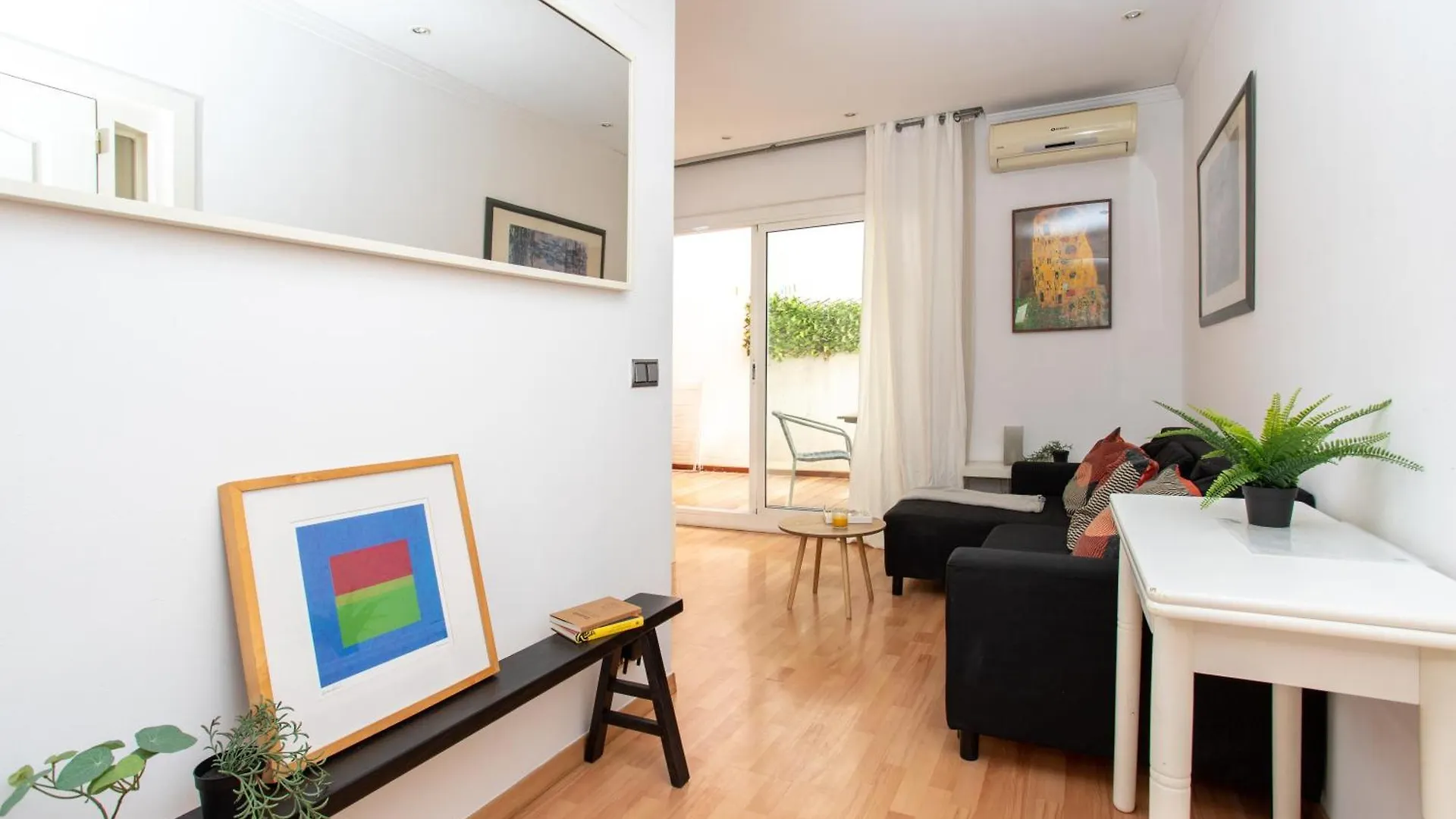 Cozy Exiample Getaway Apartments With Patio Barcelona