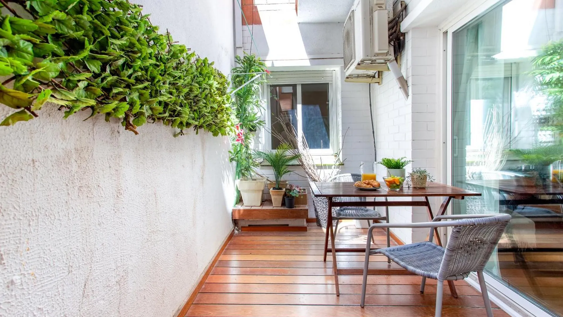 Cozy Exiample Getaway Apartments With Patio Barcelona
