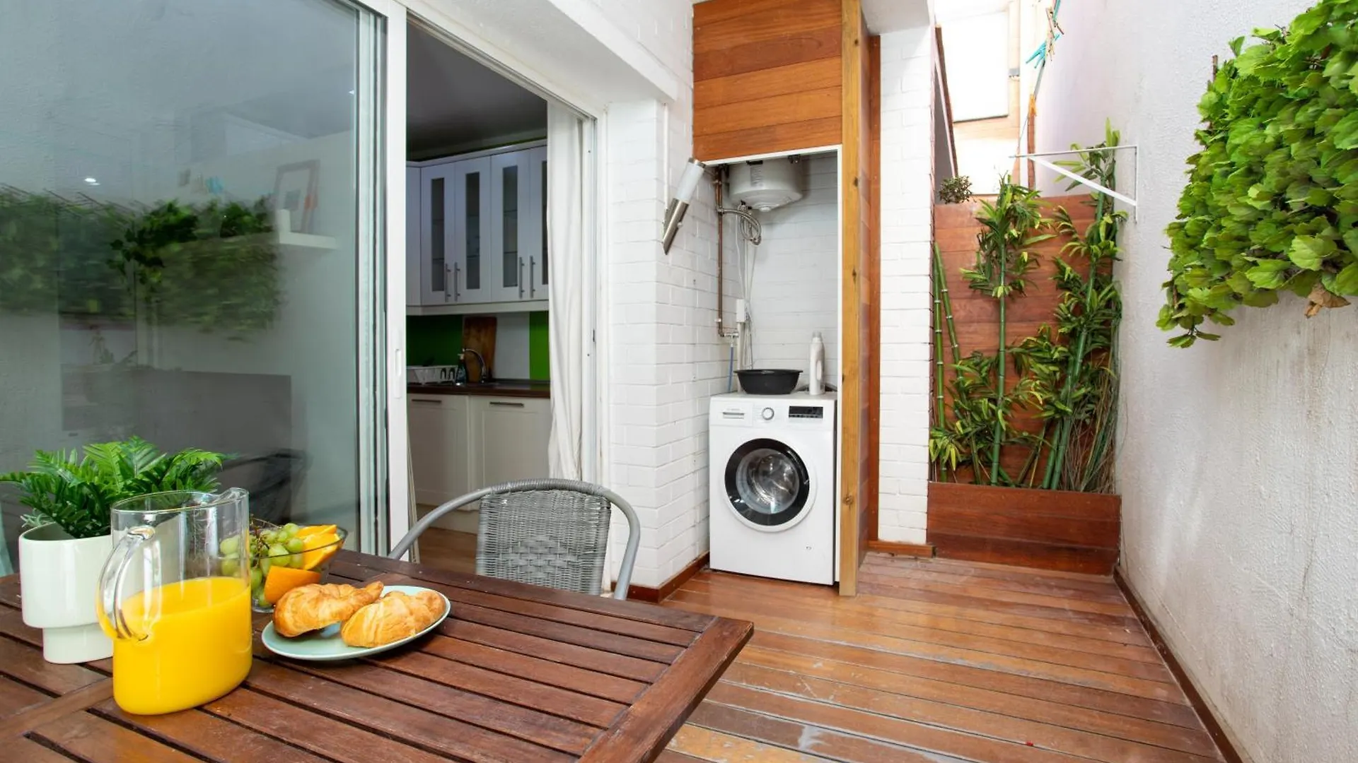 Cozy Exiample Getaway Apartments With Patio Barcelona Spain
