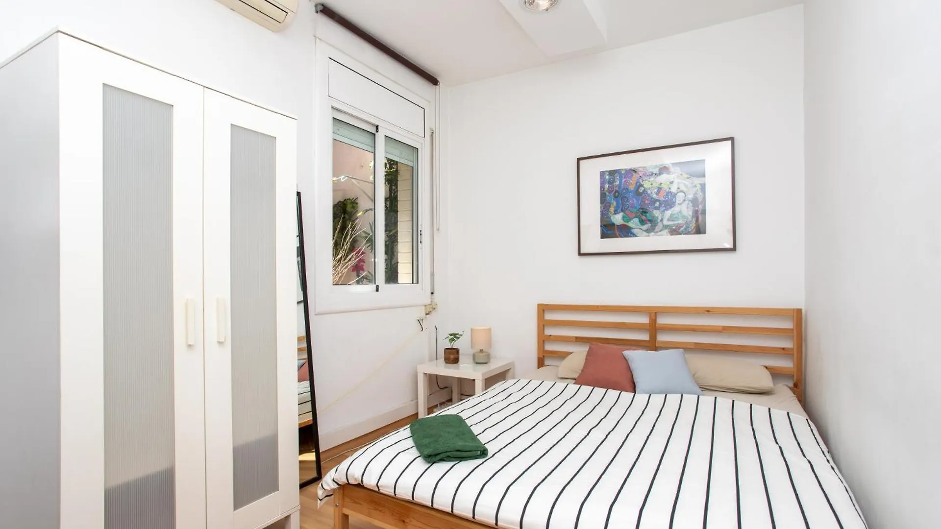 Cozy Exiample Getaway Apartments With Patio Barcelona 0*,  Spain