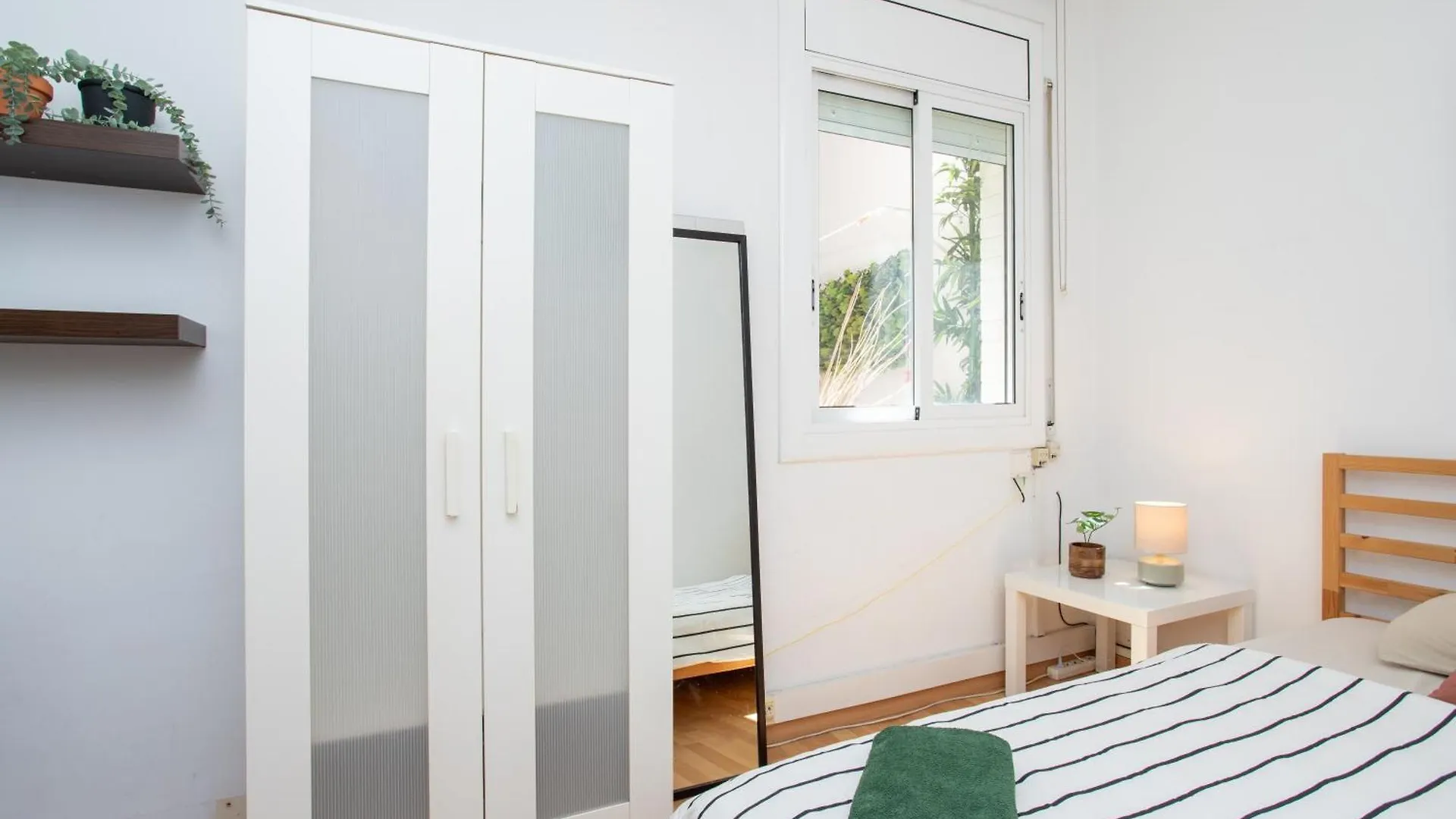 Cozy Exiample Getaway Apartments With Patio Barcelona